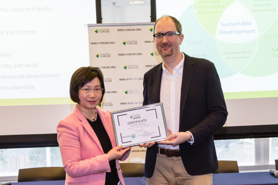 Certificate presented by Dr Cecilia Tsui, Founder & Executive Director, Innovation Forum Hong Kong to Dr Sloan Kulper, CEO of Lifespan Limited